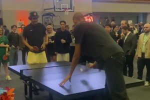 这高度有点难打吧🤣文班亚马和索汉PK乒乓球~