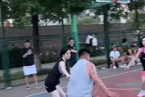 在野球场面对小姐姐如此贴身防守，你们运的了球嘛？ 🙊